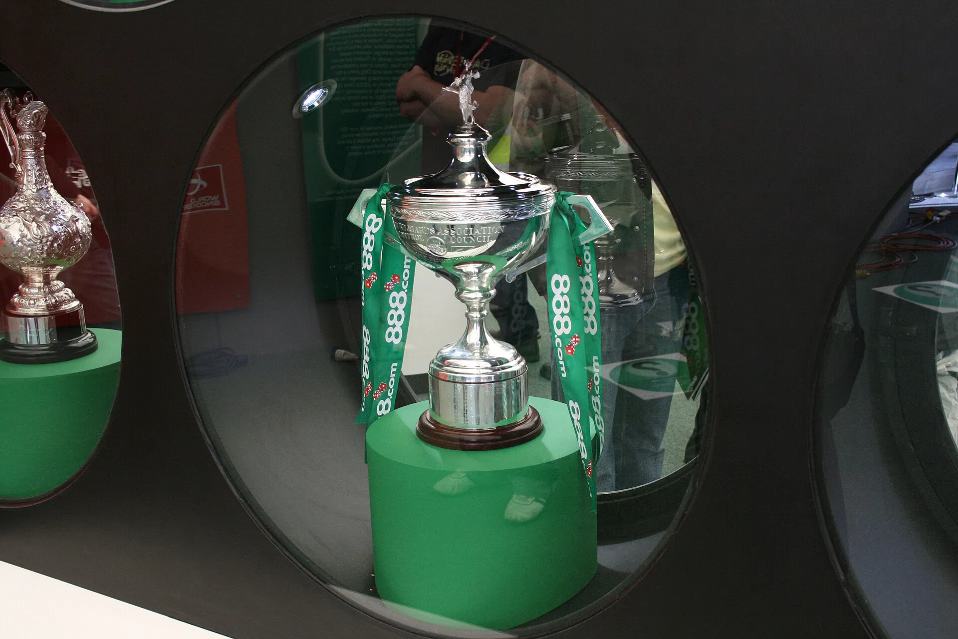 The world championship trophy (Wikimedia Commons)