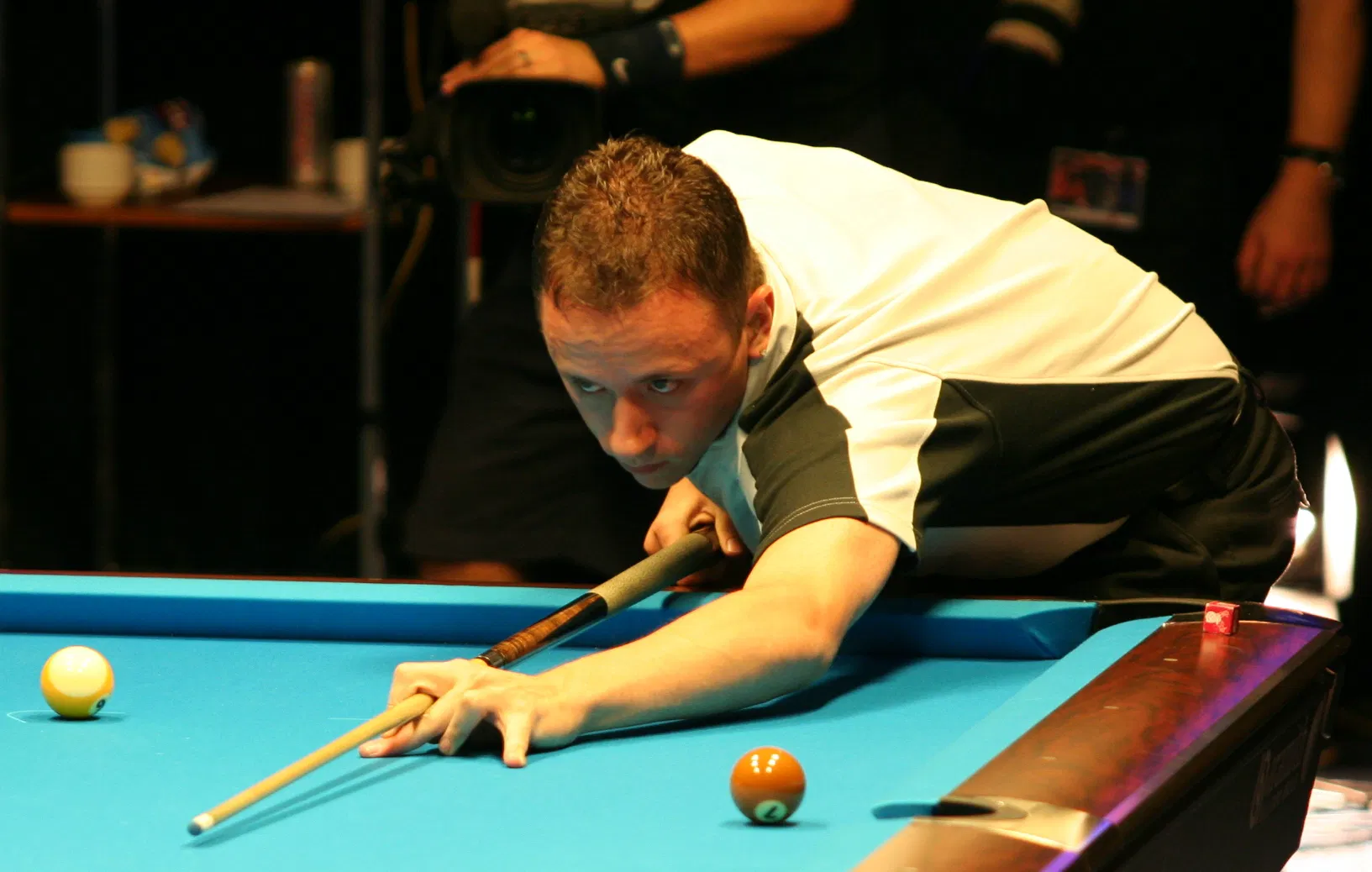 Shane van Boening lining up a shot at the Mosconi Cup (Wikimedia Commons)